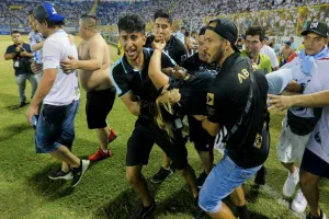 अल सल्वाडोर फुटबॉल स्टेडियम में भगदड़ मचने से नौ की मौत, 90 घायल