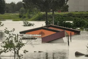 बाढ़ से बेहाल हुआ इटली, 13 लोगों की मौत