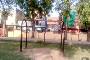 टूटते झूलों पर झूल रहा बचपन, जख्मी हो रहे बच्चे