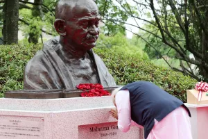 हिरोशिमा में गांधी प्रतिमा का अनावरण, जापानी प्रधानमंत्री से पीएम मोदी ने की भेंट