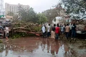 बिपरजॉय तूफान ने गुजरात तट पर छोड़े तबाही के निशान, 20 से अधिक लोग घायल