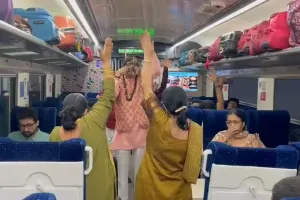 वंदे भारत एक्सप्रेस में यात्रियों ने किया योग