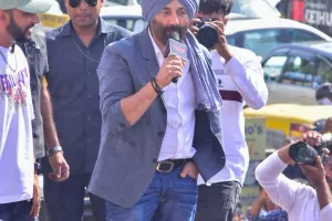 गदर: एक प्रेम कथा के ग्रैंड प्रीमियर के लिए जयपुर पहुंचे सनी देओल