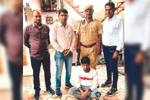 अश्लील मैसेज भेजकर ब्लैकमेल करने वाला सहपाठी गिरफ्तार