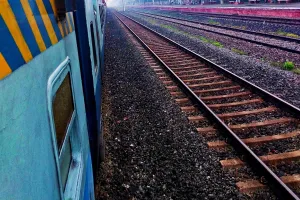 रेलगाड़ी से कटकर युवक की मौत