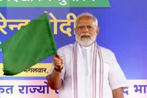 मोदी ने दो वंदे भारत ट्रेनों को हरी झंडी दिखाकर रवाना किया