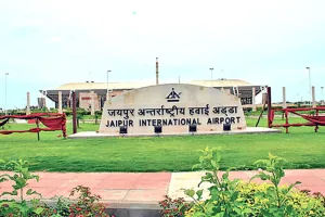 एयरपोर्ट पर फ्लाइट की लैंडिंग फेल : हवा में 35 मिनट तक चक्कर लगाता रहा विमान, यात्रियों की थमीं सांसें