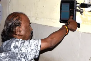 बायोमैट्रिक मशीनें धूल खा रही, सरकारी कर्मचारियों की लेट लतीफी जारी