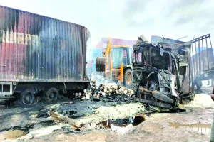 बेकाबू ट्रक खड़े ट्रकों से टकराया तीन ट्रक भभके, 5 लोग जिंदा जले