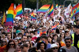 पौलैंड में एलजीबीटी के समान अधिकारों को लेकर प्रदर्शन, हजारों लोगों ने निकाला जुलूस