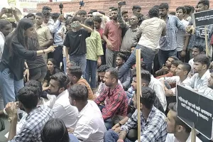 जोधपुर गैंगरेप मामला : जेएनवीयू के बाहर छात्रों का प्रदर्शन, पुलिस आयुक्त को सौंपा ज्ञापन