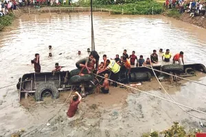 बांग्लादेश: बस तालाब में गिरी, 17 की मौत