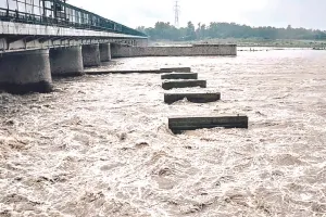 दिल्ली में यमुना नदी के कारण फिर गहराया बाढ़ का संकट