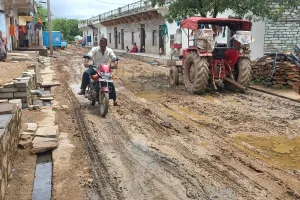 मामूली बारिश से आम रास्तों में फैला कीचड़ 