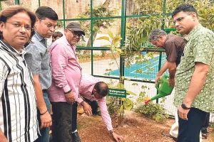 शासन विभाग निदेशालय में अधिकारियों ने लगाए पौधे