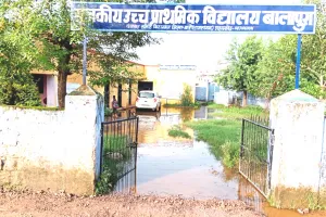 नालियों और बरसात का गंदा पानी विद्यालय परिसर में भरा 
