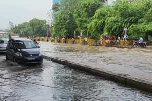 दिल्ली में भारी बारिश, टूटा 41 साल का रिकॉर्ड, जलजमाव से जनजीवन अस्त-व्यस्त