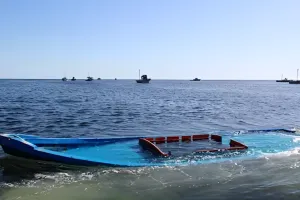 इंडोनेशिया में खराब मौसम के कारण डूबी नाव : 6 लोग लापता, संयुक्त बचाव दल कर रहा लोगों की तलाश 