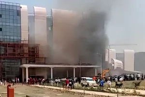 Delhi AIIMS Fire: दिल्ली एम्स के इमरजेंसी वार्ड के पास में लगी आग, आग बुझाने में जुटी दमकल की गाडियां