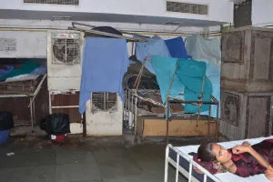 न्यू मेडिकल अस्पताल के वार्ड बने कबाड़ घर