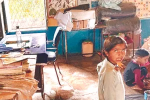 स्कूल में बच्चे परेशान: घटिया निर्माण से टपकते कक्षा कक्षों में पढ़ने को मजबूर नौनिहाल