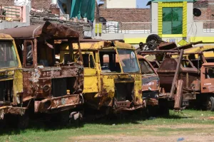 लाखों के कंडम वाहन हो रहे कबाड़