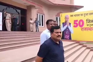Rajasthan New Districts Inauguration: पायलट समर्थक विधायक वेदप्रकाश सोलंकी को मंच पर नहीं मिली जगह, बाहर खड़े होकर करते रहे सीएम का इंतजार