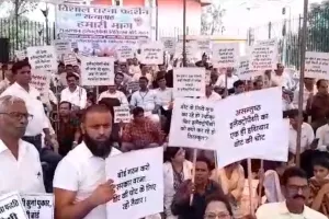 इलेक्ट्रोपैथी चिकित्सकों ने शहीद स्मारक पर शुरू किया धरना