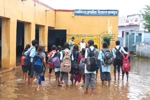 नालियां बंद होने से तालाब बना बालापुरा स्कूल