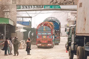 अफगानिस्तान से भारत आ रहे ट्रक को जलाया, तालिबान और पाकिस्तान में जंग जैसे हालात
