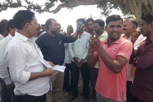 असर खबर का - खस्ताहाल सड़क : ग्रामीणों ने की मतदान बहिष्कार की घोषणा