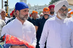 Rahul Gandhi Visit Amritsar: स्वर्ण मंदिर में टेका मत्था