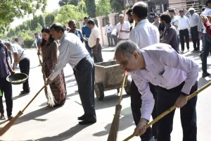 स्वच्छता ही सेवा अभियान के तहत रेलकर्मियों ने किया श्रमदान