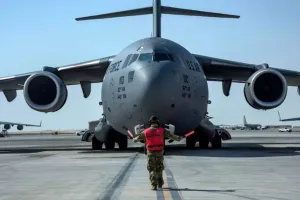 इजराइल की मदद के लिए गोला-बारूद लेकर पहुंचा अमेरिकी विमान 