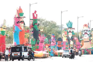 दशहरा को लेकर बाजार में रावण के पुतलों की बिक्री जोरों पर, 105 फीट लंबे रावण के पुतले का होगा दहन