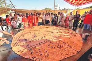 विश्व की सबसे बड़ी 185 किलो वजनी रोटी तैयार कर भीलवाड़ा में बना कीर्तिमान