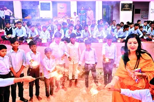 फाउंडेशन ने सरकारी स्कूल के बच्चों के साथ मनाई दीपावली 