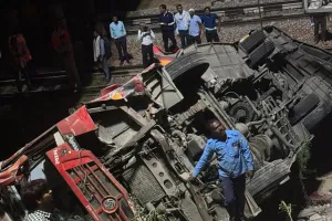 रेलवे ट्रैक पर यात्री बस गिरी, दो महिलाओं सहित चार लोगों की मौत