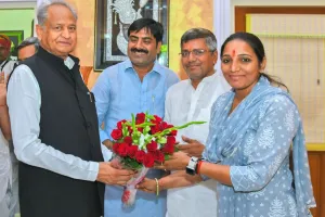 खेतडी प्रधान मनीषा गुर्जर और पूर्व विधायक दाताराम हुए कांग्रेस में शामिल