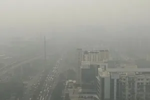 Delhi Pollution: दिल्ली में घना धुआं छाया, हवा की गुणवत्ता गंभीर श्रेणी में पहुंचने के कारण स्कूल बंद