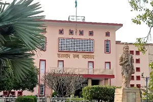 चयन रद्द करने के आदेश पर रोक : हाईकोर्ट ने कर्मचारी चयन बोर्ड को नोटिस जारी कर किया तलब, मांगा जवाब