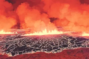 आइसलैंड में ज्वालामुखी विस्फोट, तेजी से फैल रहा लावा