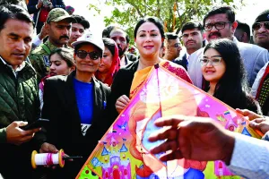 दीया कुमारी ने किया पतंगोत्सव का शुभारंभ, हवा में उड़ाए गुब्बारे 