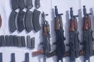कश्मीर में हथियार बरामद, हिरासत में एक व्यक्ति