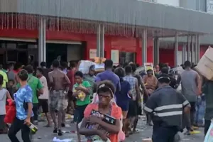 पापुआ न्यू गिनी: वेतन में कटौती के कारण कर्मचारियों ने छोड़ी नौकरी, भड़का उठा दंगा, 15 लोगों की मौत