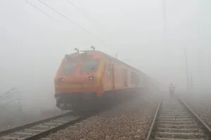 उत्तर भारत में कोहरे का असर, देरी से चल रही है 28 ट्रेनें