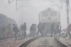 दिल्ली में कोहरे के कारण देरी से चल रही ट्रेनें, विमानों पर भी असर
