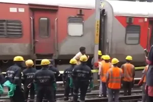 तेलंगाना में पटरी से उतरी ट्रेन, 10 लोग घायल
