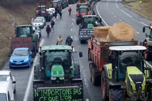 फ्रांस में 70 हजार किसानों ने किया प्रदर्शन, ट्रैक्टर भी थे शामिल 