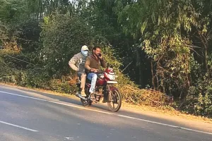 मोबाइल पर बात करते हुए दौड़ाते हैं बाइक